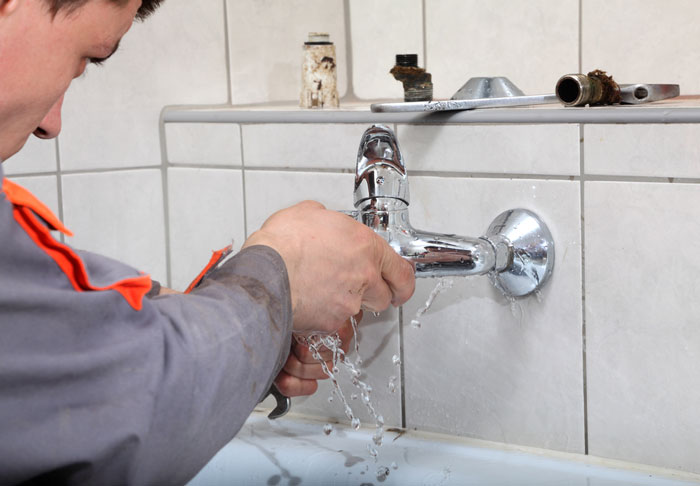 Comment fait-on pour réparer une fuite sur un tuyau d’eau ?